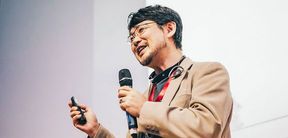 Японский разработчик свободного ПО, создатель языка программирования Ruby - Юкихиро Мацумото выступает на конференции.