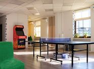 Сотрудники FunBox играют в настольный теннис.